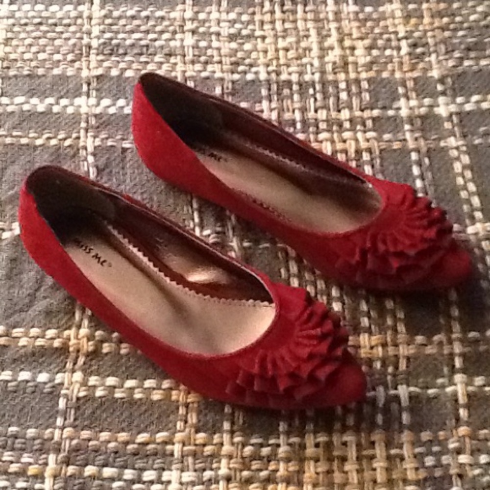 Ruffle toe flats